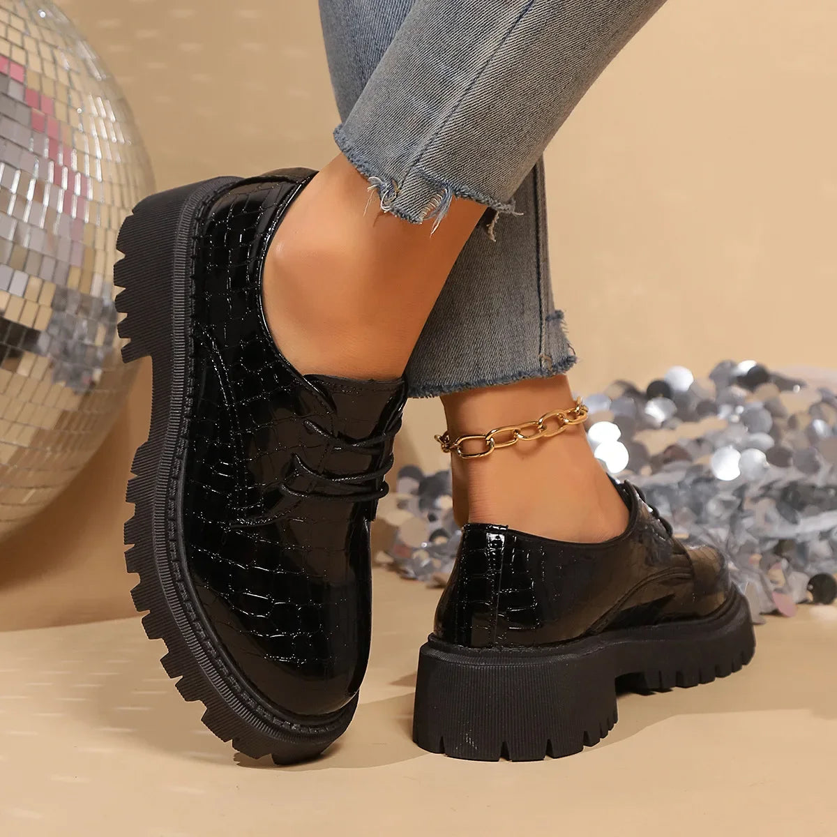 Velona – Derbies Contemporaines en Cuir Verni